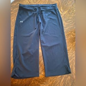 Under Armour black relaxed fit capris size medium
